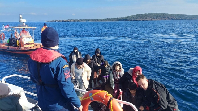 Ayvalık açıklarında 79 düzensiz göçmen kurtarıldı Balıkesir Haberleri