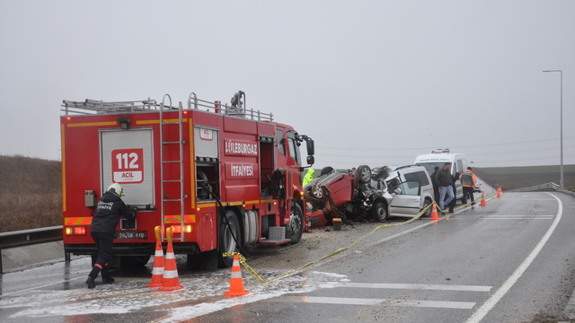 Kırklareli nde hafif ticari araçla otomobilin çarpıştığı kazada 2 kişi