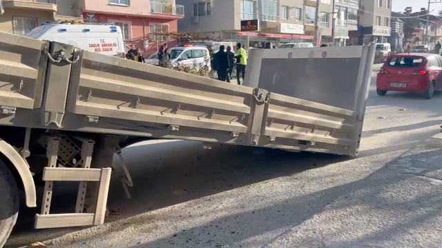 Burdur da seyir halindeki tırın dorsesi ayrılıp otomobile çarptı