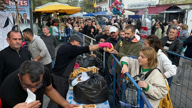 Bodrum Da Hamsi Festivalinde Ton Hamsi Da T Ld Metrelerce Kuyruk