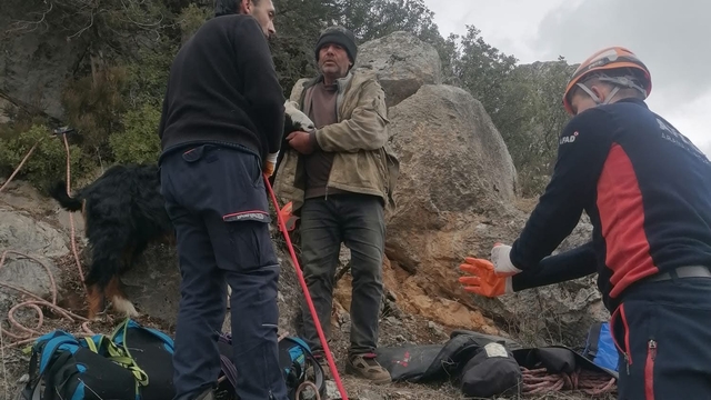 Burdur da dağlık alanda mahsur kalan keçileri AFAD kurtardı Burdur