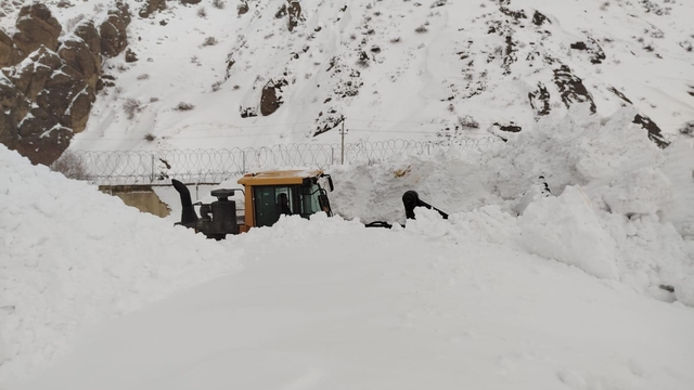 Çığın kapattığı mezra yolu ulaşıma açıldı Hakkari Haberleri