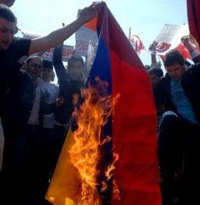  Ermenistan bayrağını yaktılar