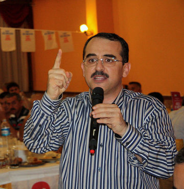 İstifa eden MHP'lilere AK Parti rozeti bakandan