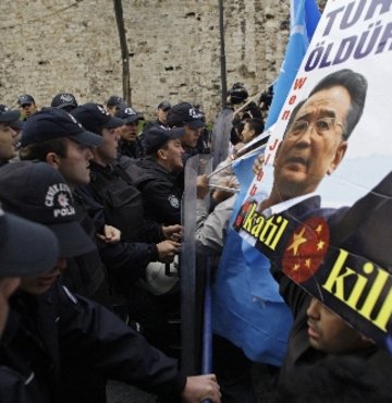 Doğu Türkistanlılardan Çin Başbakanı'na protesto     