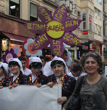 Yüzlerce özürlü Taksim'den yürüyüşe geçiyor