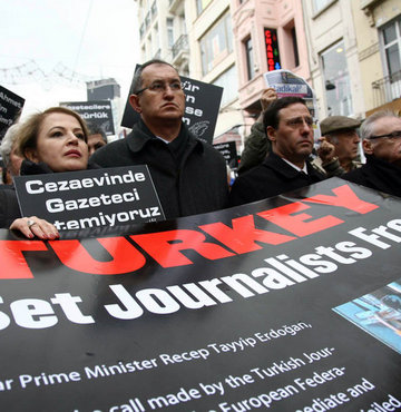 Journalists protested detentions