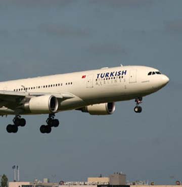 Ekonomi sınıfındaki oğluna Business Class battaniyesi veren kadına gözaltı Ekonomi sınıfındaki oğluna Business Class battaniyesi veren kadına gözaltı