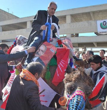 CHP adaylarına 'deve'li karşılama