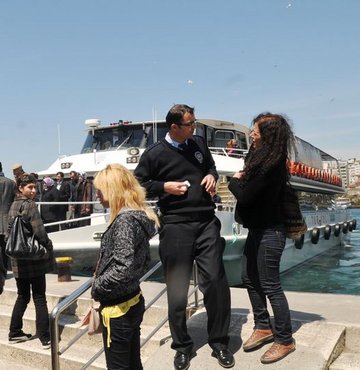 İstanbul'da yolcu teknesi köprüye çarptı!