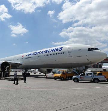 Ekonomi sınıfındaki oğluna Business Class battaniyesi veren kadına gözaltı Ekonomi sınıfındaki oğluna Business Class battaniyesi veren kadına gözaltı