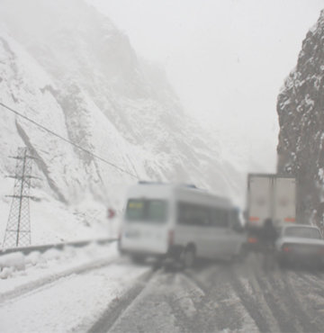 Tunceli'de çığ düştü: Araçlar kar altında