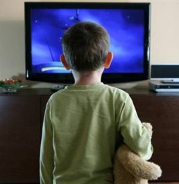Çocuğa TV’yi yasaklamak çözüm değil