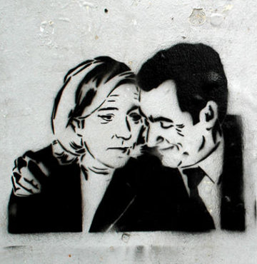 Sarkozy'ye sağ kroşe 