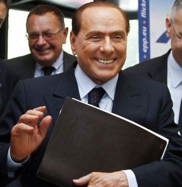Berlusconi Facebook atağında 