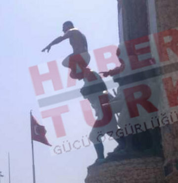 Taksim Meydanı'nda çıplak şoku!