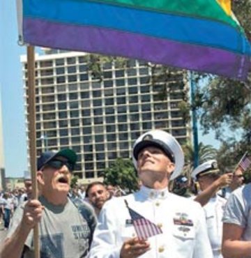 Gay askerler üniformalı yürüdü