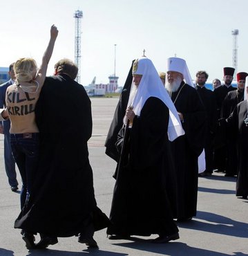 FEMEN, Patrik'e saldırdı 