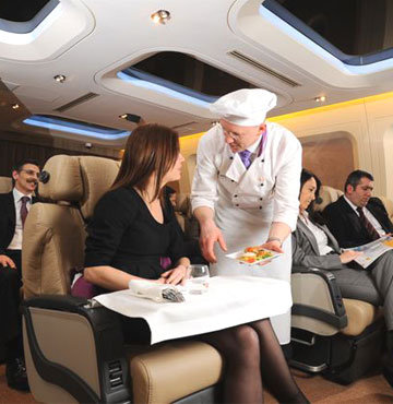 Ekonomi sınıfındaki oğluna Business Class battaniyesi veren kadına gözaltı Ekonomi sınıfındaki oğluna Business Class battaniyesi veren kadına gözaltı