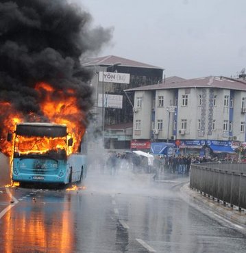 İstanbul'da otobüse saldırı!