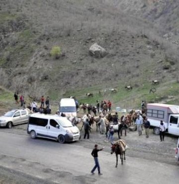 Sirnak In Uludere Ilcesine Bagli Andac Koyu Nde Oturan Bazi Kisilerin Kuzey Irak Tarafina Gecip Kacak Mazot Getirmeleriyle Baslayan Gerginlik Dun Aksam Saatlerinde Sona Erdi Bolgede Onlem Alan Guvenlik Guclerinin Cekilmesinin Ardindan Kacakcilar