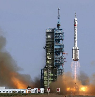 Çin'in uzay aracı istasyona kenetlendi!