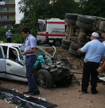 Ünye'de otomobil ve kamyon çarpıştı: 3 ölü