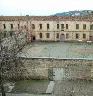 Sinop Cezaevi'nde mahkumlar yatakları yaktı