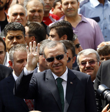 Başbakan vatandaşları Rabia işaretiyle selamladı!