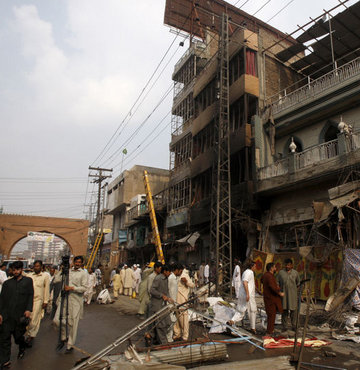 Pakistan 7.7'lik depremin yaralarını sarmaya çalışıyor