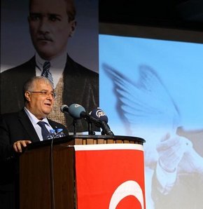 Masum Türker, Ecevit'in başörtüsüne karşı olmadığını, başörtülü kadınların DSP'de geçmişten beri görev yaptığını belirtti