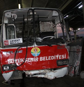 Adana'da belediye otobüsüne taşlı saldırı