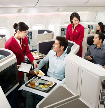 Ekonomi sınıfındaki oğluna Business Class battaniyesi veren kadına gözaltı Ekonomi sınıfındaki oğluna Business Class battaniyesi veren kadına gözaltı