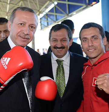 Başbakan Erdoğan'a boks eldiveni hediye edildi