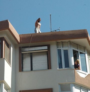 6 katlı binanın çatısında intihar girişimi