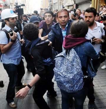 Taksim'de 2 çocuğa gözaltı girişimi!