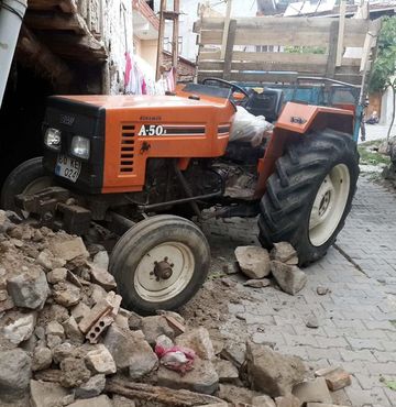 Traktörden düşen çocuk öldü