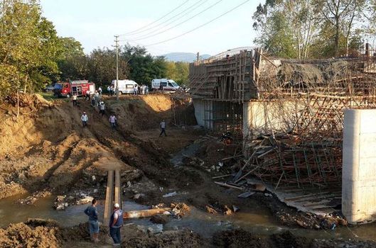Çanakkale'de köprü inşaatı çöktü