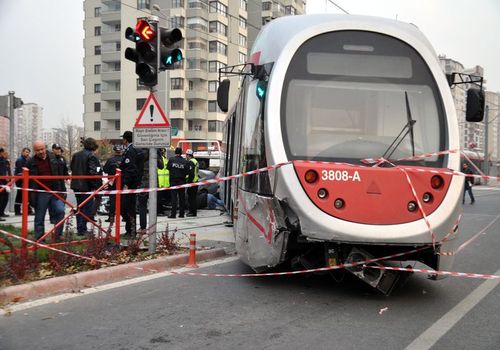 kayseri de arac tramvaya carpti kayseri de tramvaya carpan arac surucusu oldu son dakika haberleri