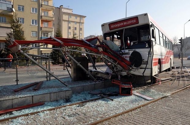 isci servisine carpan otobus tramvay duragina girdi kayseri de feci kaza son dakika haberleri