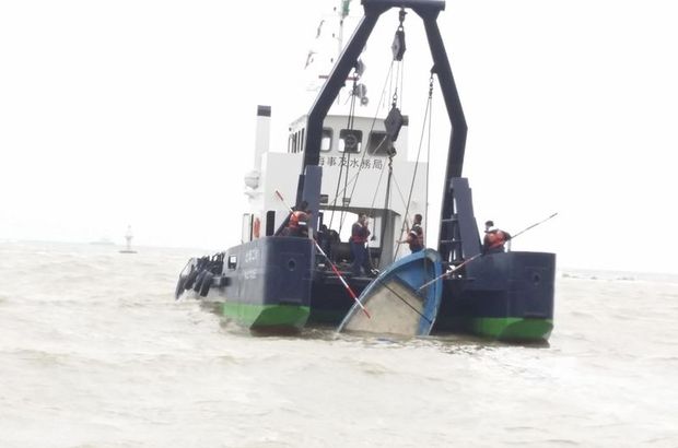Çin'de tekne alabora oldu