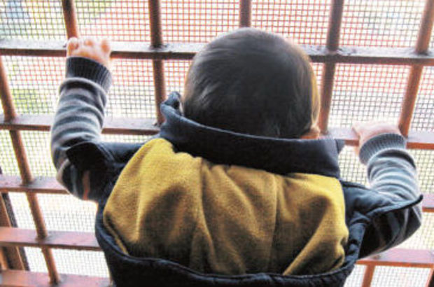 Türkiye’de 0-6 yaş grubunda yaklaşık 400 çocuk cezaevinde büyüyor. İşte o çocukların kısıtlı yaşamları...Yasemin Güneri yazı dizisi...