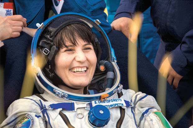Uzayda en uzun kalan kadın astronot oldu!