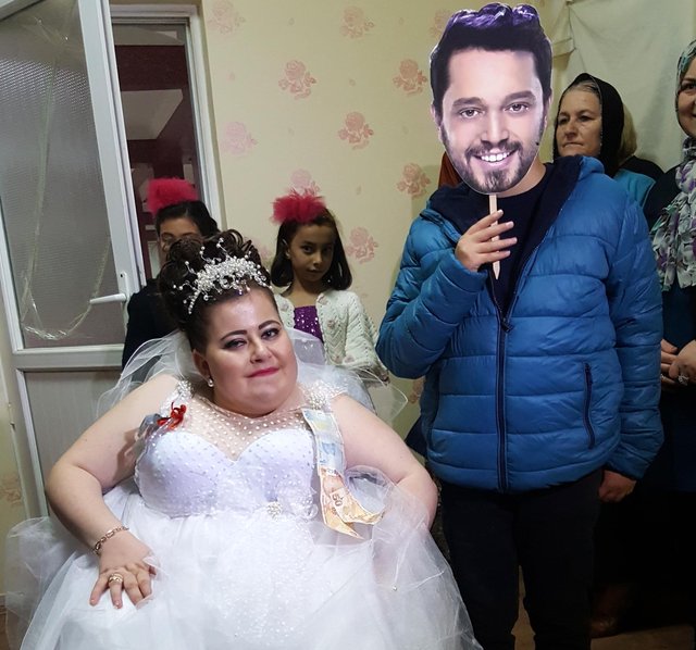 Murat Boz maskeli temsili damatla evlendi