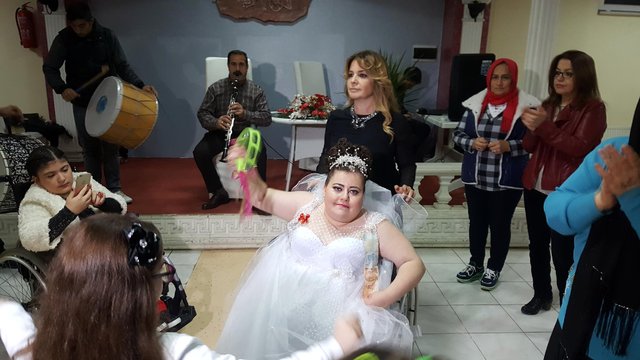 Murat Boz maskeli temsili damatla evlendi