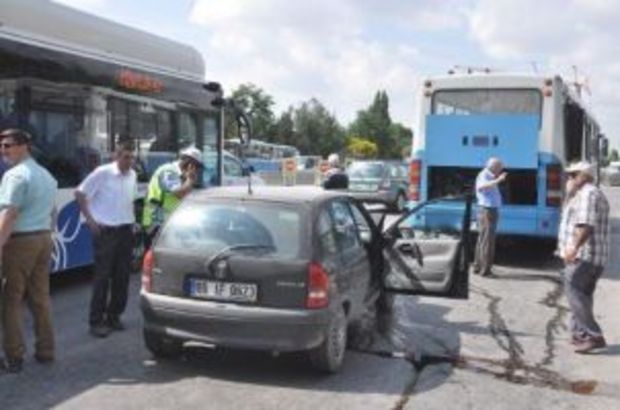 Otomobil duraktan yolcu alan otobüse çarptı: 2 yaralı