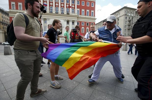 Rusya'da eşcinsellere karşı bayrak
