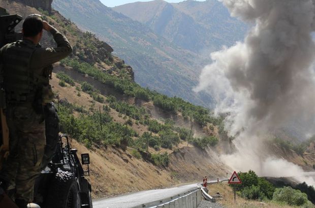PKK, Hakkari-Çukurca karayolunda iki bomba patlattı