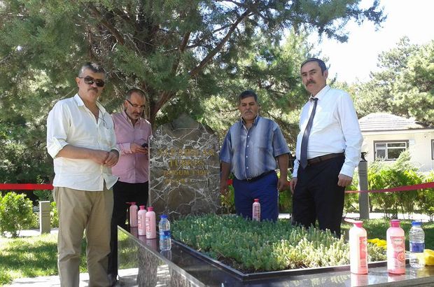 Türkeş'in mezarı zemzem ve gül suyuyla yıkandı 