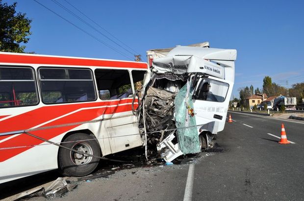Kayseri'de kaza: TIR, yolcu otobüsüne çarptı!